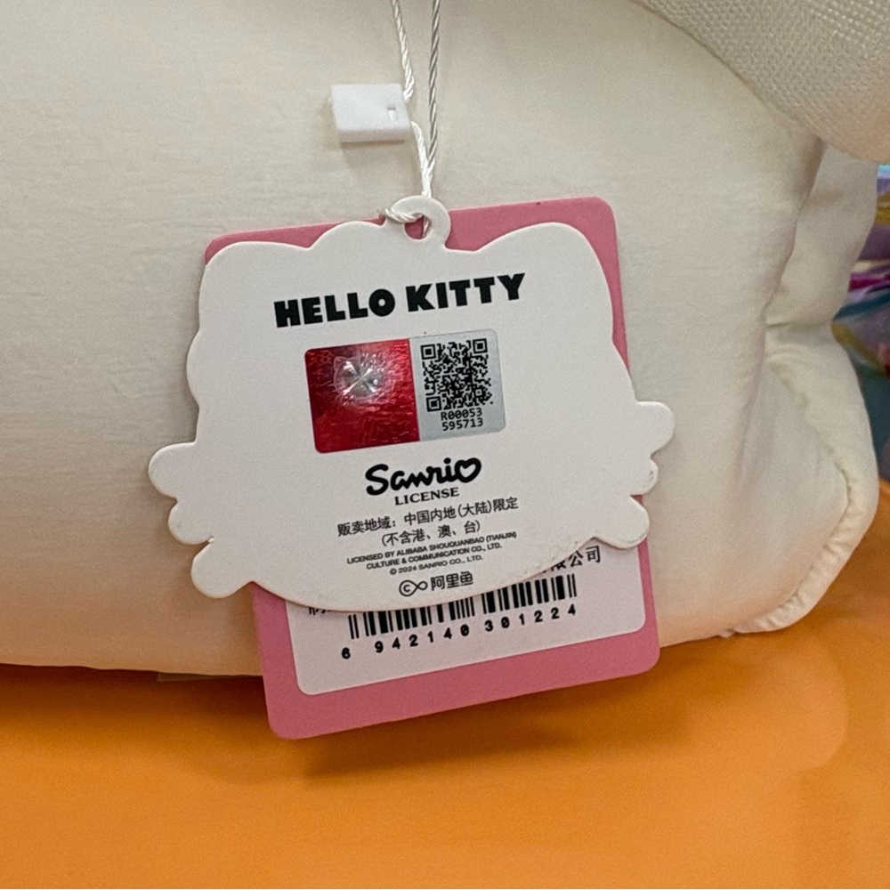 Hello Kitty Cream Puffer Quilt Bag with Red Bow Charm Pin - Picture 12 of 16